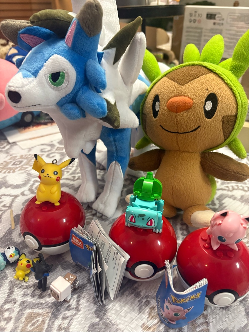 Plush & Poké Ball Figure Set Shiny Lycanroc, Chespin